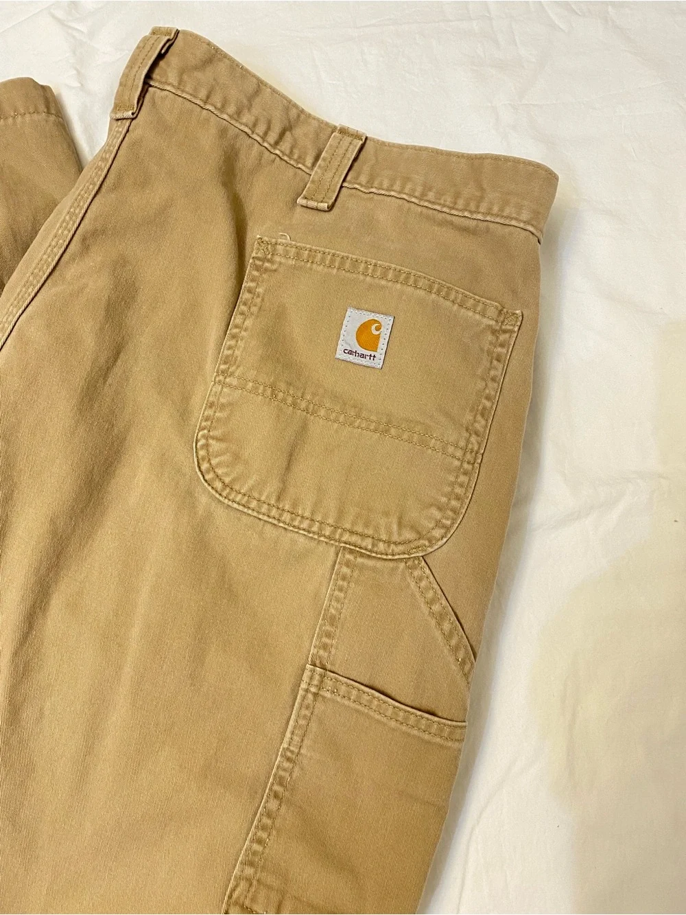 Carhartt Men’s pants Size 44 by 32 in good condition, clean, no tear.
